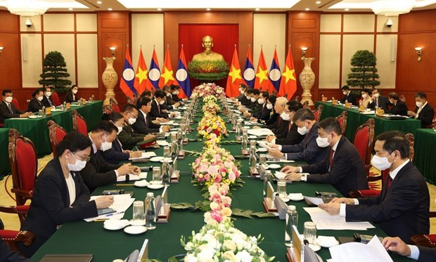 Top leaders of Vietnam, Laos vow to beef up special ties